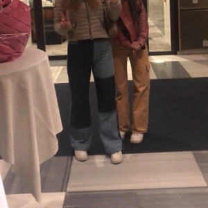 Monki jeans storlek 29 - Skitsnygga jeans köpta på Monki i Stockholm förra hösten! De är 100% återanvänd bomull. Byxorna är använda men fortfarande i suveränt skick! Normal passform vid övre delen, och baggy vid vaderna. Nypris 900kr. Köparen står för frakt! Kolla gärna in mina andra anonser❤️