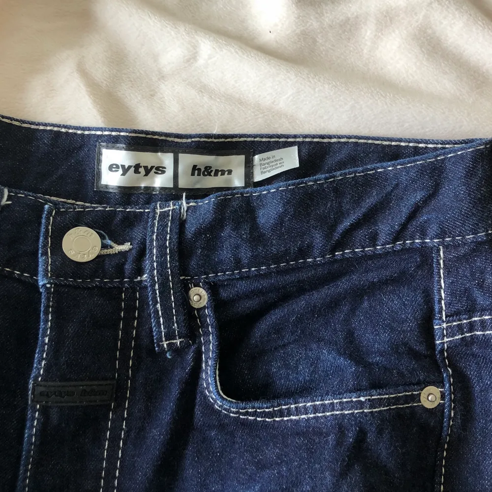 Ett par sparsamt använda mörkblåa Eytys x HM Jeans . Jeans & Byxor.