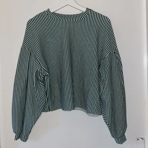 Randig tröja  - Grönrandig tröja med puffärmar. Kortare modell. Köparen står för frakt 💚