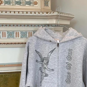 One Of One zip hoodie - Säljer grå en grå one of one zip hoodie pga att den är för liten för mig. Den är i utmärkt skick (alla stenar finns kvar mm) , en av de mer sällsynta oneofone då den grå var ett av de första droppen. Skriv om ni har några frågor och buda! :) Bud:800