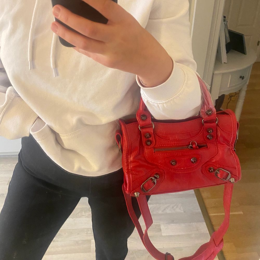 Röd balenciaga liknande väska | Plick Second Hand