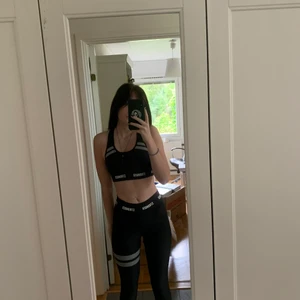 Stronger set  - Säljer mitt stronger set då det sitter lite obekvämt tajt på mig, toppen och byxorna är storlek S och byxorna är bra längd på mig som är 167! Toppen sitter väldigt tajt på mig och jag har storlek 75C i bh:ar. Knappt använt GRATIS FRAKT, 500 för hela setet