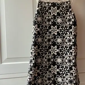 Supersnygg zara klänning som är årets modell men är slutsåld på hemsidan. Jag har aldrig använt den då jag beställde fel storlek. Storlek: XS🥰🥰💞