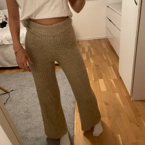 Stickade mjukis - Säljer dessa supersköna och snygga mjukisbyxorna. De är knappt anvönda. Storlek xs, passar även s då de är väldigt stretchiga. Köpa på H&M