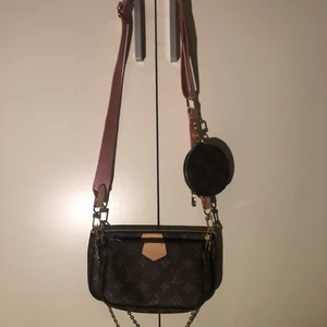 Louis Vuitton KOPIA - Säljer denna Louis Vuitton multi pochette KOPIA.  Aldrig använd, helt ny med låda och dustbag. Sömmarna och skicket på lådan är jätte fin. 