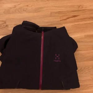 Haglöfs damjacka, stl xs  - Nästan helt oandvänd , den är i jättebra skick och den har många storlekar , skulle säga att den passar båda s o xs. Den är perfekt för höst/regnväder och håller än varm. Har valt att sätta lågt pris för vill att den ska säljas priset kan prutas.
