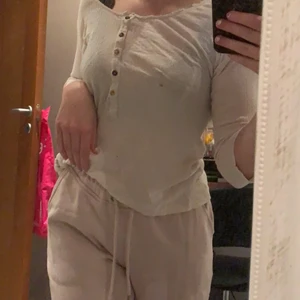 Odd molly strl xs🥰 - Säljer nu denna suuper snygga oddmolly i strl xs med tryck på ryggen💕Se andra inlägget för tydligare bild