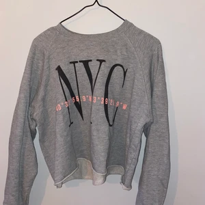 Sweatshirt - Grå sweatshirt från pull and bear💕
