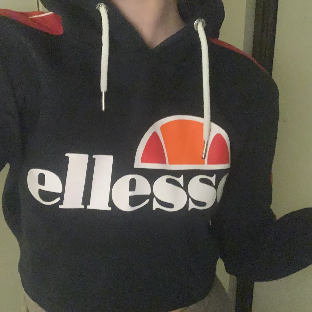 Svart croppad hoodie från Ellesse! Använd ett fåtal gånger därför i bra skick. Hoodies.