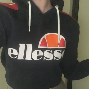 Ellesse Croppad hoodie, S - Svart croppad hoodie från Ellesse! Använd ett fåtal gånger därför i bra skick