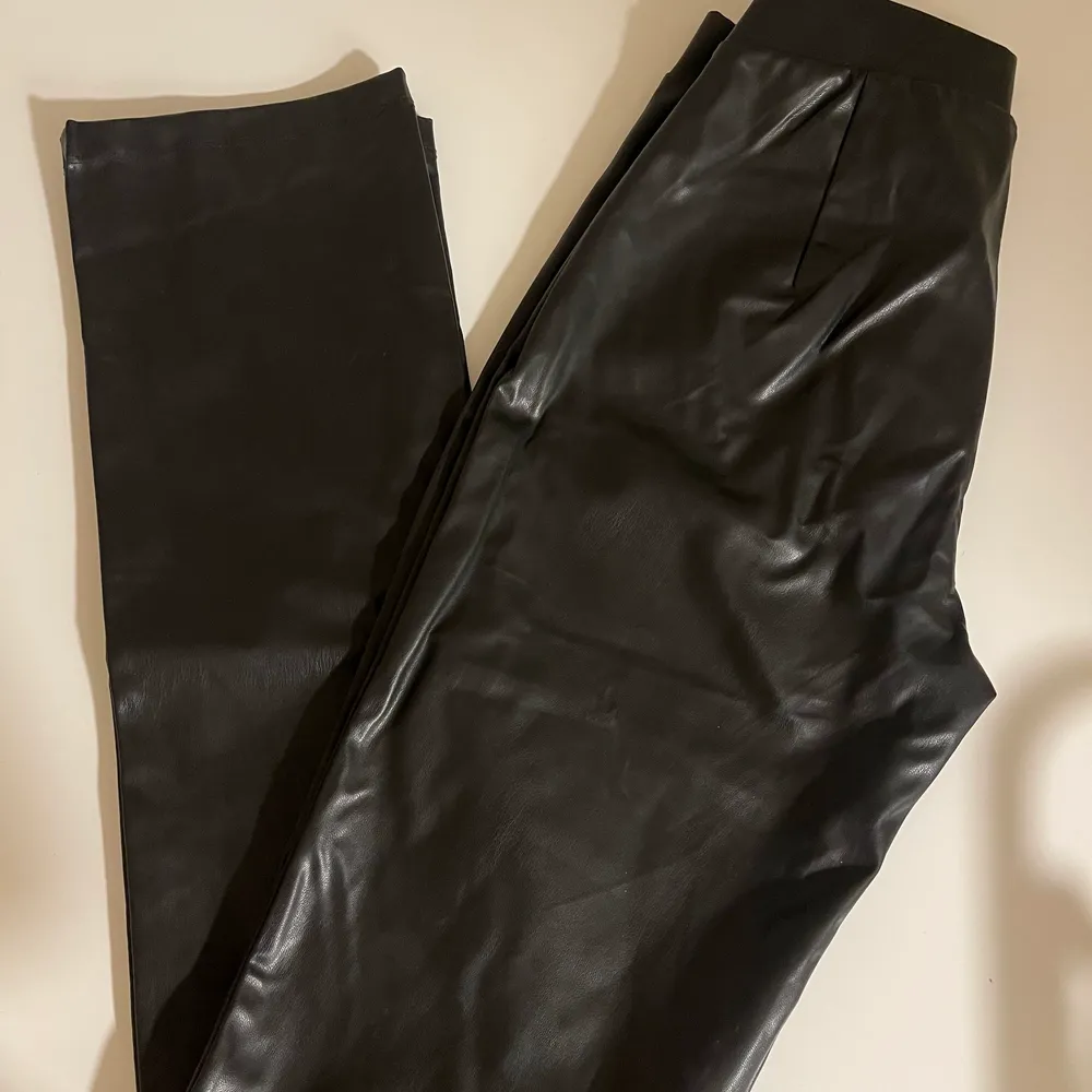 Bild lånad från hemsidan för passform) Endast testade byxor i faux skinn från Nelly. Jeans & Byxor.