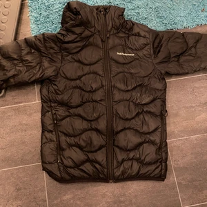 Peak performance jacka - Nypris 2400kr ena fickan saknar själva flärpen man drar i men fungerar samt ett litet hål i fickan i övrigt bra skick