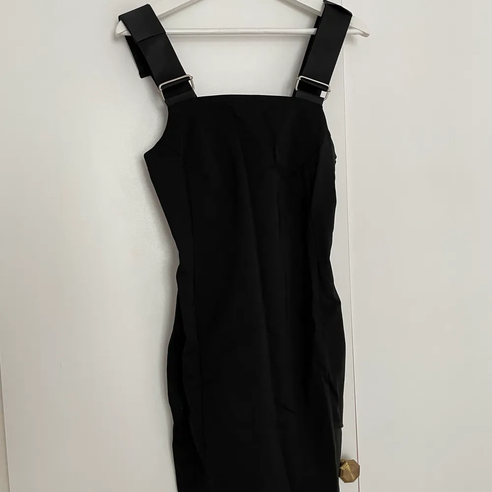 Tajt svart klänning i storlek S - okänt märke. Klänningar.