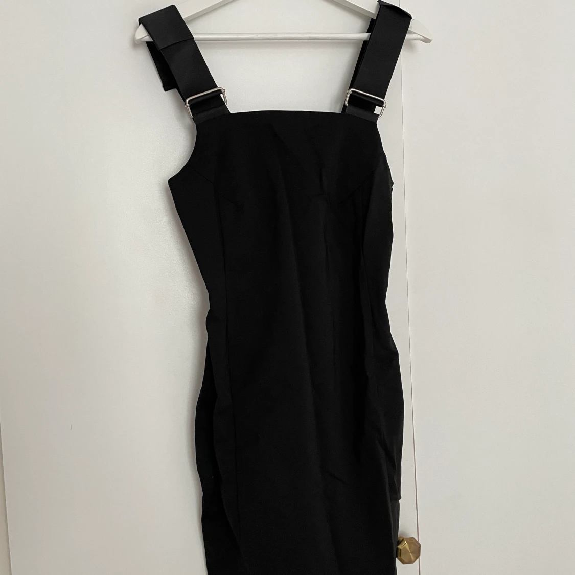 Tajt svart klänning 