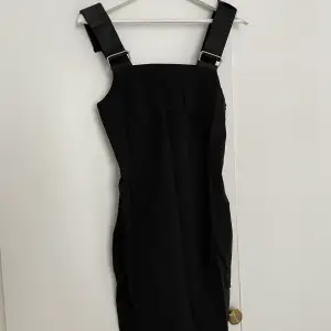 Tajt svart klänning i storlek S - okänt märke