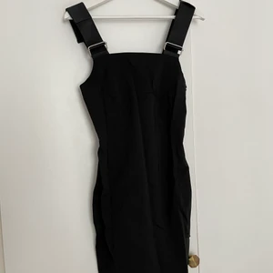 Tajt svart klänning  - Tajt svart klänning i storlek S - okänt märke