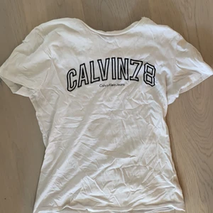 Calvin Klein t-shirt - Vit ck tröja i storlek M
