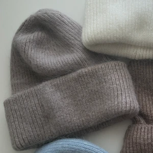 Brun mössa -  begränsat antal. direkt pris på 299kr. Material: kashmirmix och bomull. Såklart oanvänd