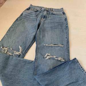 Säljer mina 90’s jeans! Den mörkare modellen, hög midja. Använda 2 gånger endast, älskar dessa men storleken passar inte. Se passform på sista bilden. Nypris 599:-. Mötes i Hägersten/Stockholm eller fraktar 🤩