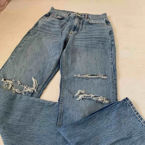 90’s jeans Gina tricot - Säljer mina 90’s jeans! Den mörkare modellen, hög midja. Använda 2 gånger endast, älskar dessa men storleken passar inte. Se passform på sista bilden. Nypris 599:-. Mötes i Hägersten/Stockholm eller fraktar 🤩