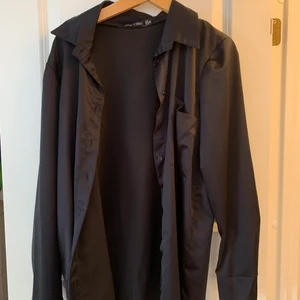 Svart skjorta - Svart skjorta i siden