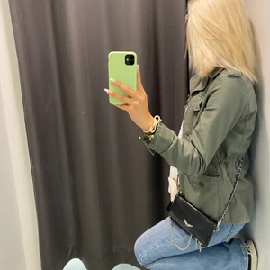 Grön jeansjacka  - Superfin trendig grön jeansjacka köpt nydlingen och knappt använd! Köpt på Levis för 999. Buda eller köp direkt för 600