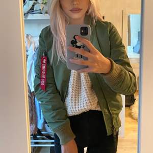 Säljer min gröna alpha industries jacka i storlek S. Den är som ny. Vill du ha fler bilder så skicka ett meddelande:) kan mötas och frakta! 