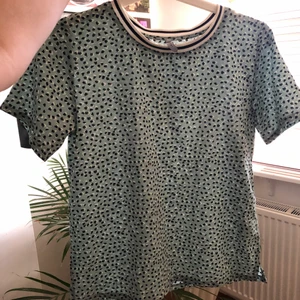 Blus - Säljer denna jättefina tröjan! Använt denna cirka 2 gånger så den är i toppenskick😋