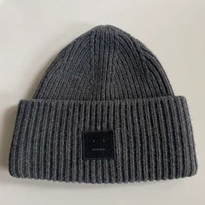 ACNE mössa  - Hjälper min vän att sälja denna fina ACNE mössan. Väldigt fin och i väldig bra Skick! Nypris 1200kr, säljs för 500kr! Hör av dig om du är intresserad eller vill ha fler bilder på mössan.💘