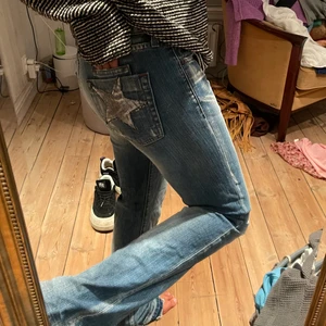 Jeans - Säljer dessa snygga lowwaisted jeans med påsydd stjärna på ena fickan! Sitter så bra och är sjukt snygga! Kan mötas upp i Stockholm eller frakta!💕😍