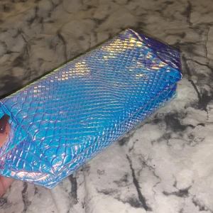 Necessär  - Denna necessär säljs pga inte min stil men endå väldigt cool!!  den är ifrån H&M, nypris 79kr 