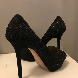 Zara platåstiletter  - Glittriga höga klackar med platå från Zara. Obetydligt använda