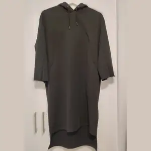 Black jerseydress from Cheap Monday, bought originally in 2017 for 700kr. Distressed detail on sleeves. Size XS. I usually wear size S or M depending on brand, so I wouldn't worry too much about the sizing since its loose fit. Worn scarcely, and washed before sale of course. I really love this piece but I am selling it since it no longer fits into my personal style. I'd gladly meet up in Uppsala to deliver it. Otherwise the additional fee for postal delivery. I speak Swedish and English. 