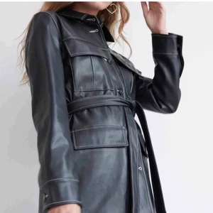 Skinn jacka med knytning - Säljer denna skinn jacka med knyte i midjan för den kommer ej till användning. Den är i bra skick och är normal i storleken. Köpte den är på Plick för 500kr