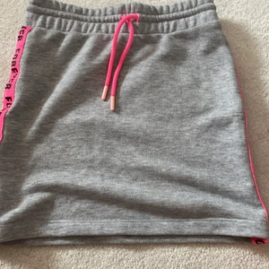 Kjol  - Kjol från lindex. Knappt använd. Tryck på sidorna med text 