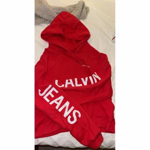 Calvin klein crop hoodie  - CK croppad hoodie. Storlek M, jätte fint skick använd Max 1 gång. 