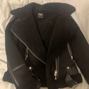 Zara jacka - Säljer min zara jacka i storlek xs, i väldigt bra skick knappt använd. Köpt förra vintern för 800 kr o säljer den för 500. Kunden står för frakten. MÅNGA SOM VILL KÖPA JACKAN DET ÄR BARA OCH BUDA.