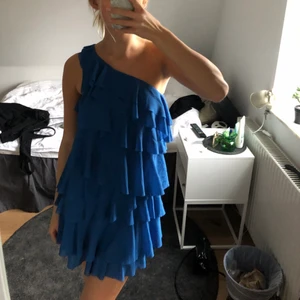 Blå oneshoulder volangklänning HM - Blå oneshoulder volangklänning från HM!! Passar xs/s