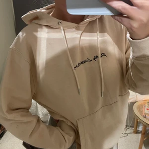 Hoodie från PLT - Hoodie med text. Aldrig använd. Köpt för några år sen och kommer inte till användning❤️ köparen står för frakten 