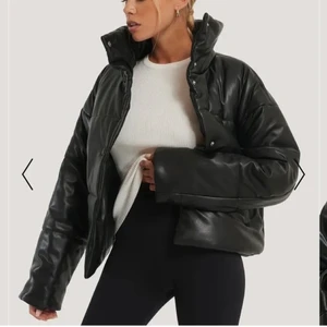 Skinnjacka  - Lägger upp på nytt!! Inga slitningar då den användes en liten del av förra vinterhalvåret💕 frakt tillkommer, kom privat för egna bilder eller frågor