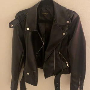 Skinnjacka  - Jätte fin skinnjacka som aldrig kommit till någon användning, lite för liten i armarna på mig också, helt oanvänd 