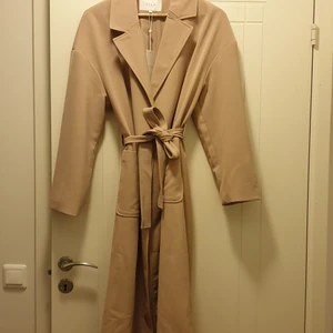 Kappa från Vila - Beige tunn kappa från Vila, oanvänd med lappar kvar, storlek 36.