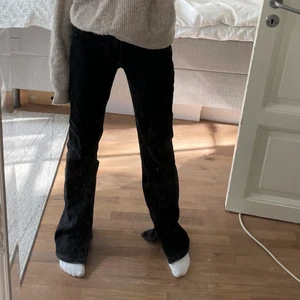 Jeans med slits - Svarta jeans med slits från pull&bear. Slutsålda!