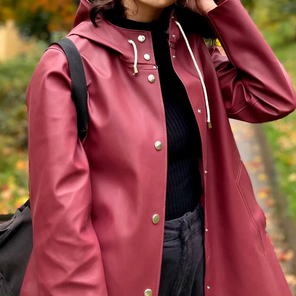 New Stutterheim Raincoat without any harm. I only wore it twice.  The color is burgundy and it is made of waterproof fabric.. Jackor.