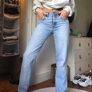 Snygga ljusa jeans från Zara med långa ben. Färgen säljs inte längre. Storlek 34 men sitter som en 36 skulle jag säga. 