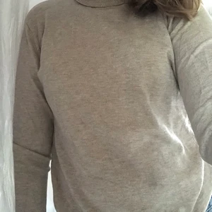 Stickad tröja - Säljer denna superfina tröja ifrån Hm!! Superskönt material!! Stl S!!