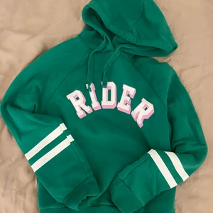 Grön hoodie - En till alldeles för fin hoodie för att slänga. Perfekta gröna färgen!! Använd Max 3 gånger så är i jättefint skick. Strl S