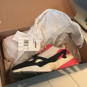 Skor - Helt nya adidas skor aldrig använda! Rosa, vit, svart och grå