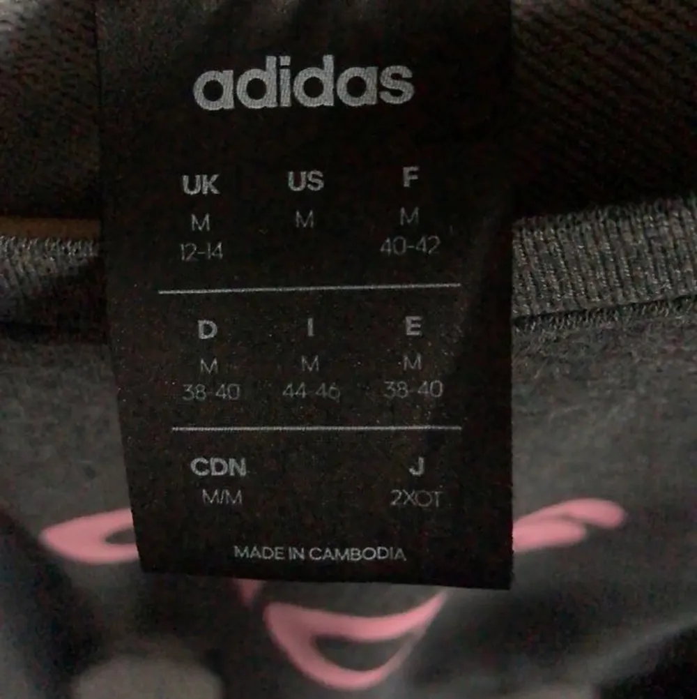 Säljer superfin lite tjockare Adidas tröja i superfint skick💗 GRATIS FRAKT 🥰. Hoodies.