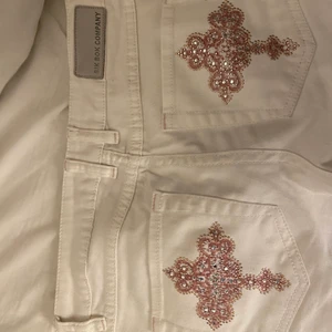 Vitta bikbok jeans vintage  - Snygga vita vintage jeans, med coolt tryck på fickorna i rosa. Säljer för 100kr!😌👌🏼✨storkek M
